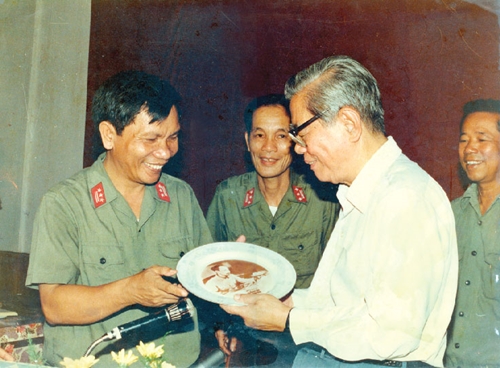 Tình cảm của Tổng Bí thư Nguyễn Văn Linh dành cho tờ báo chiến sĩ